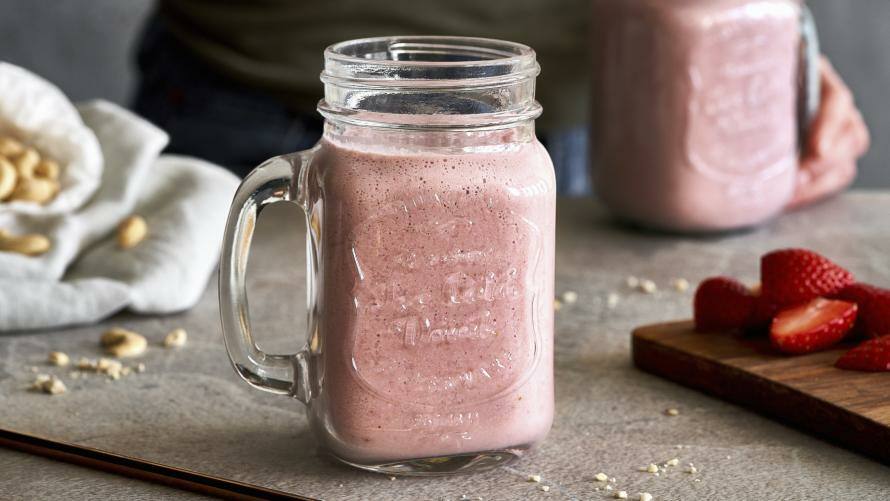 Henkelgläser mit Erdbeer-Proteinshake