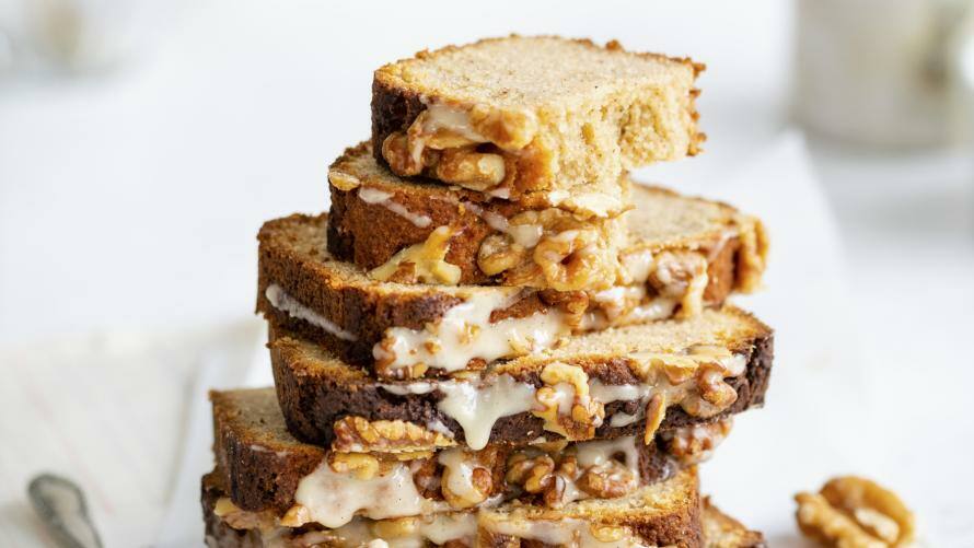 Gestabelte Bananenbrot-Scheiben mit Zuckerguss und Walnusskernen