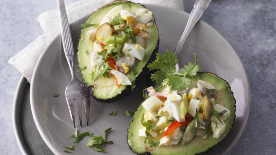 Avocado aufgeschnitten gefüllt mit Eiersalat