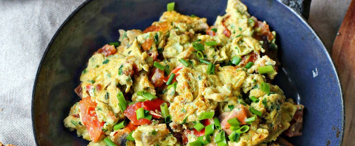 Rührei mit Champignons und Tomaten