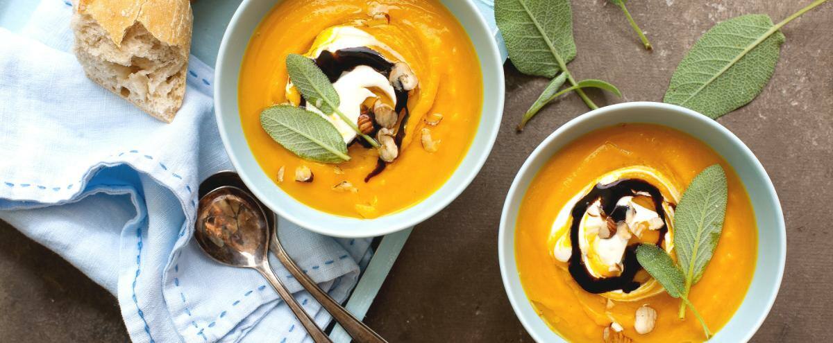 Kürbissuppe mit Apfel und Quark-Topping