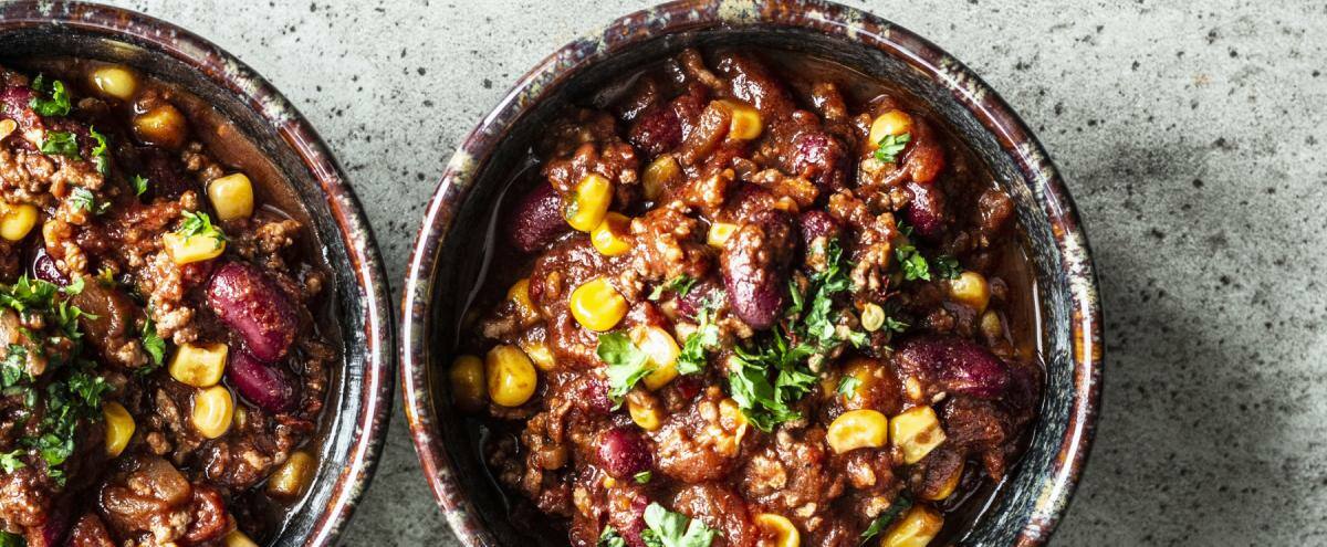 Zwei Schalen mit Chili con Carne