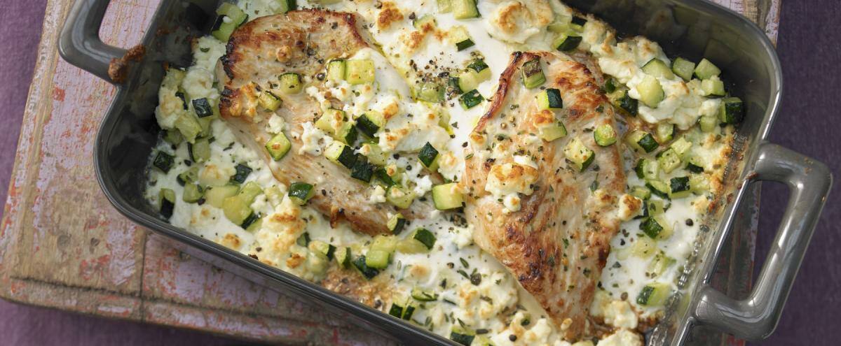 Auflaufform mit Putenschnitzel in Sahnesauce mit Zucchini und Feta