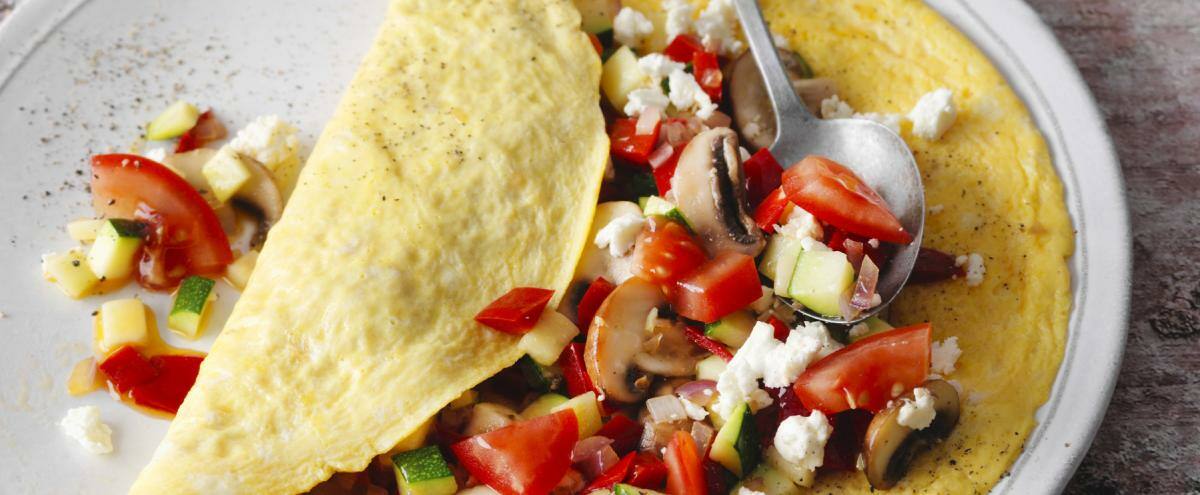 Wrap mit Gemüse auf Teller