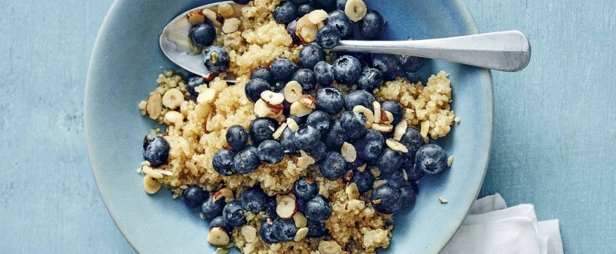 Schale mit Quinos, Blaubeeren und Haselnüssen