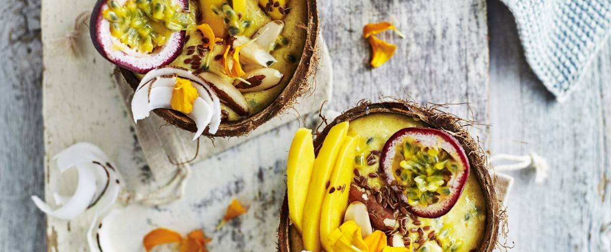 Kokosschalen mit Mango, Maracuja und Kokosstreifen