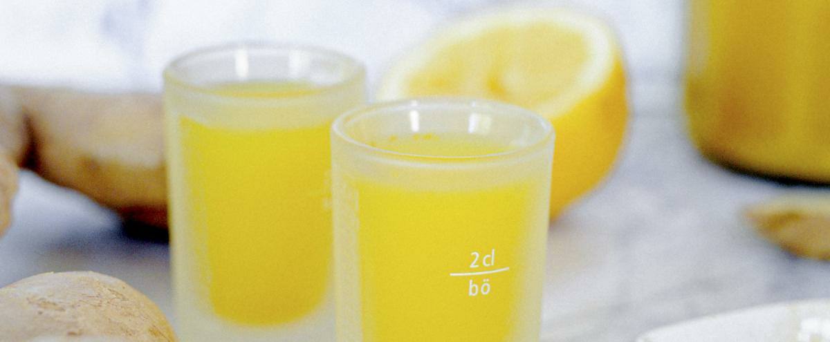 Ingwer-Kurkuma-Shot mit Zitrone in einem Shotglas