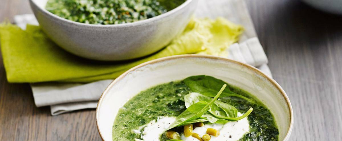 Spiat-Quinoa-Suppe in drei Schüsseln verteilt.
