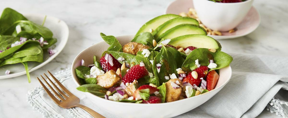 Erdbeeren und salat auf einem Teller