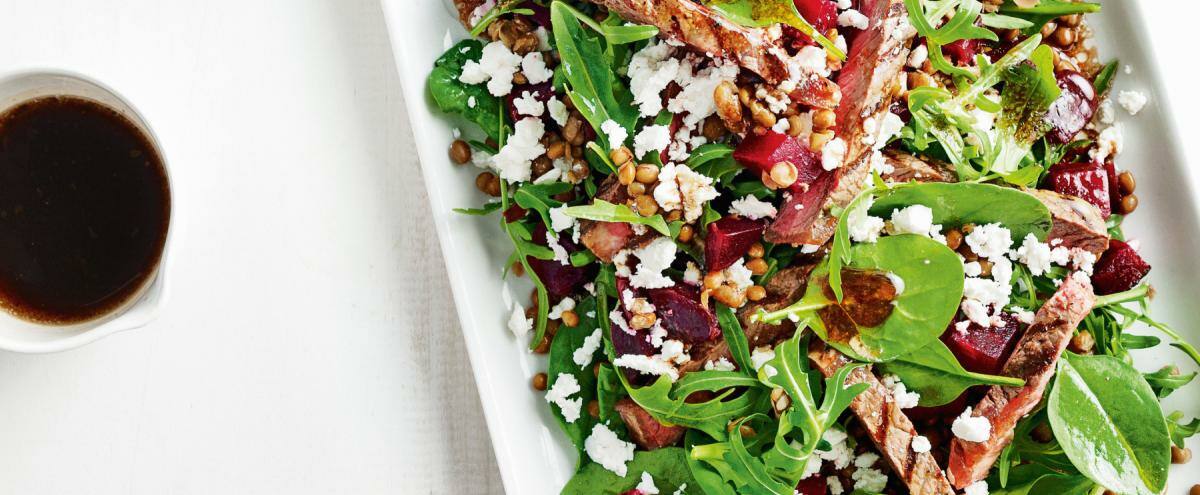 Linsen-Salat mit Steak, Roter Bete und Feta auf einem Teller