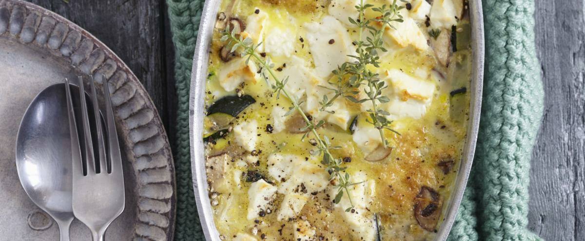 Auflauf in einer Form auf einem Tisch