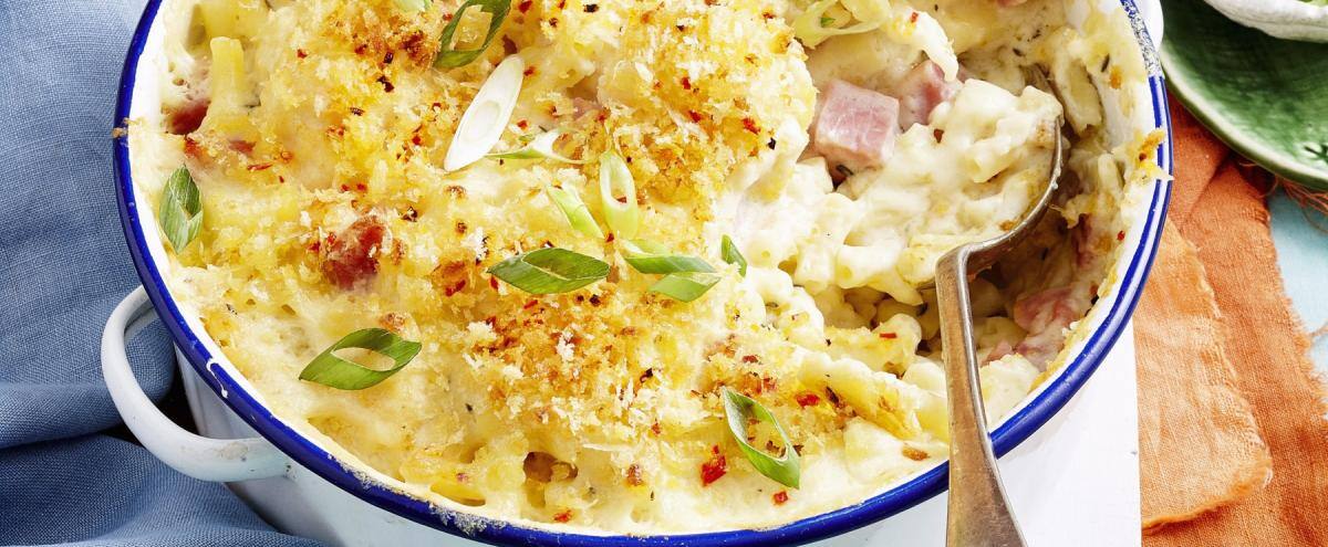 Runde Auflaufform mit überbackenem Blumenkohl