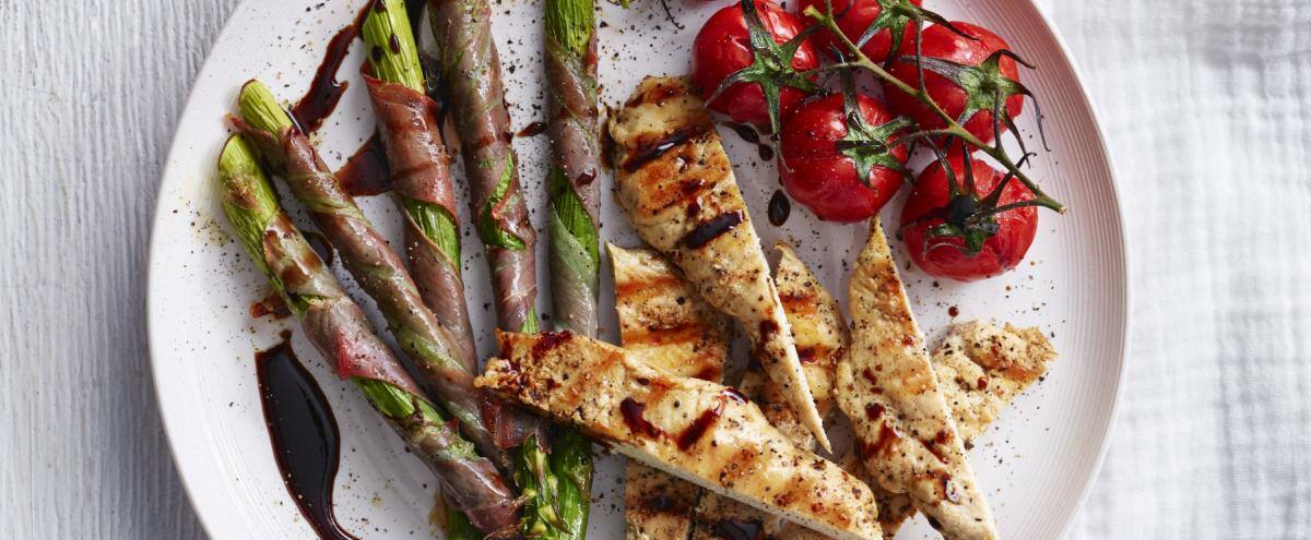 Hähnchen, Spargel und Tomaten auf einem Teller