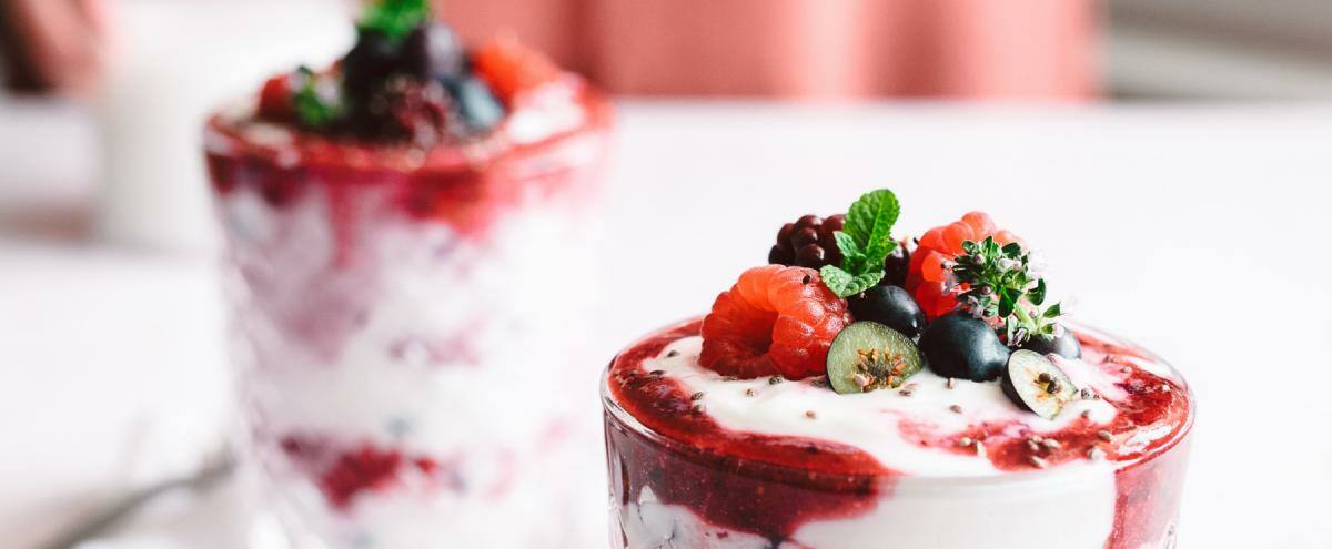 Quarkspeise in zwei Gläsern auf einem Tisch