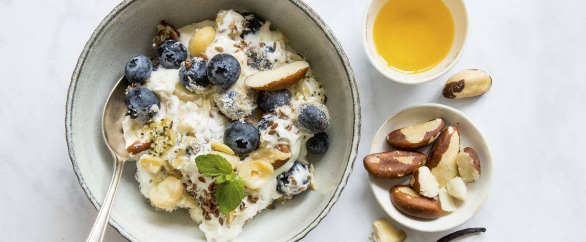 Müsli in einer Schüssel mit Zutaten daneben 