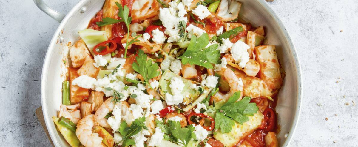 Edelstahl-Pfanne mit Gemüse und Garnelen