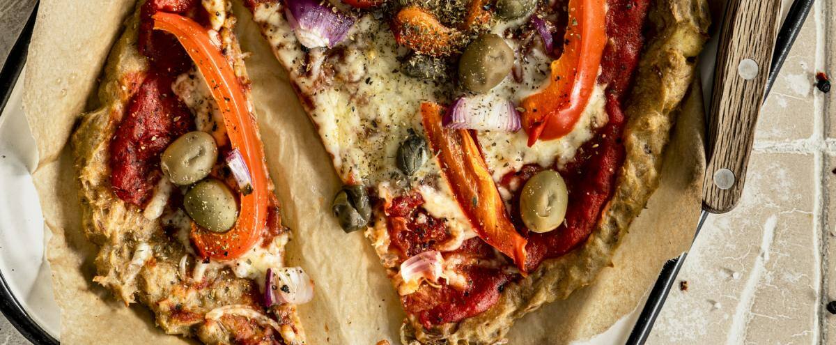 Pizza auf Blech mit Paprika und Oliven