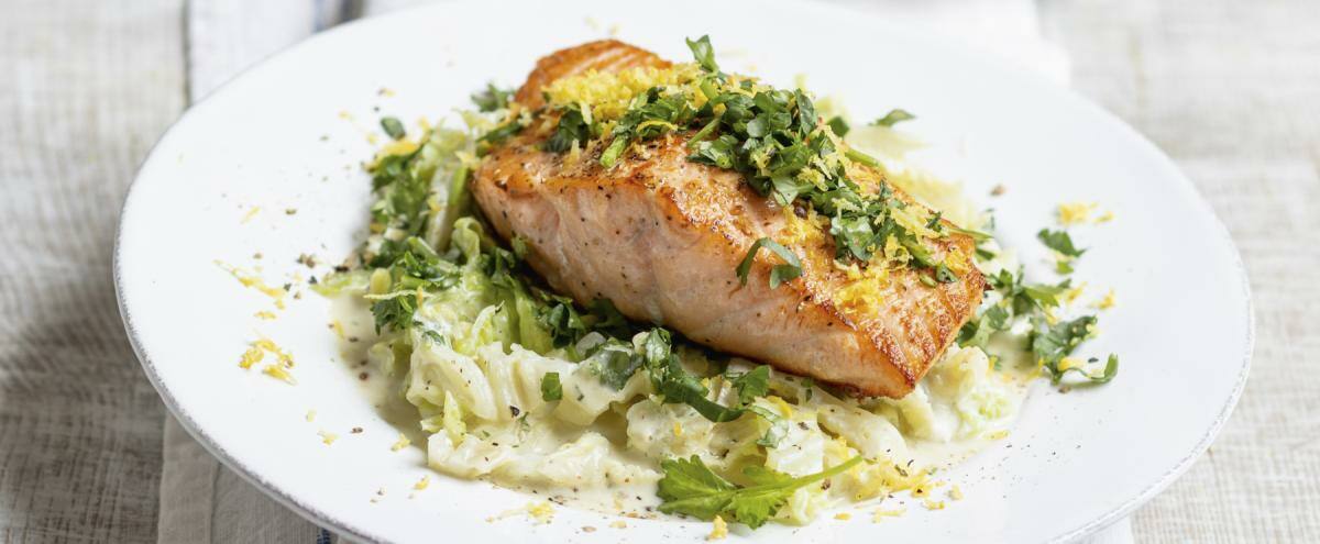 Teller mit Lachs auf Wirsing