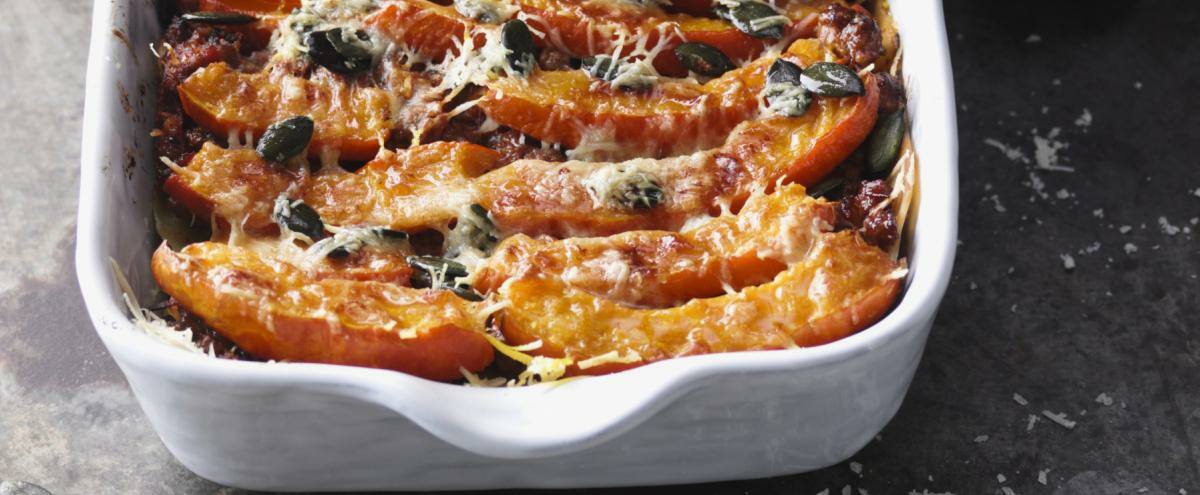 Kürbis-Hack-Lasagne mit Parmesan in einer weißen Auflaufform