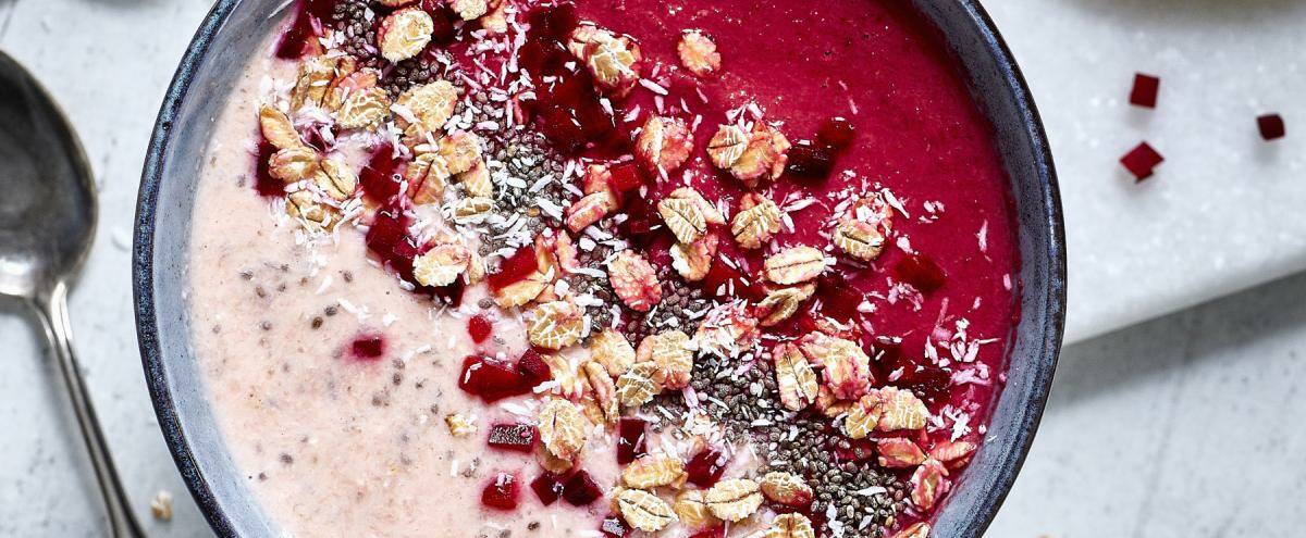 Smoothie Bowl Rot und Rosa mit Flocken und Chiasamen