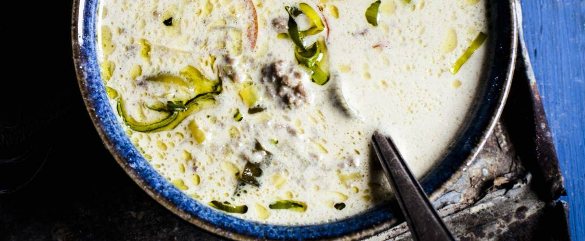 Käsesuppe in einer Schale mit Eiweißbrot