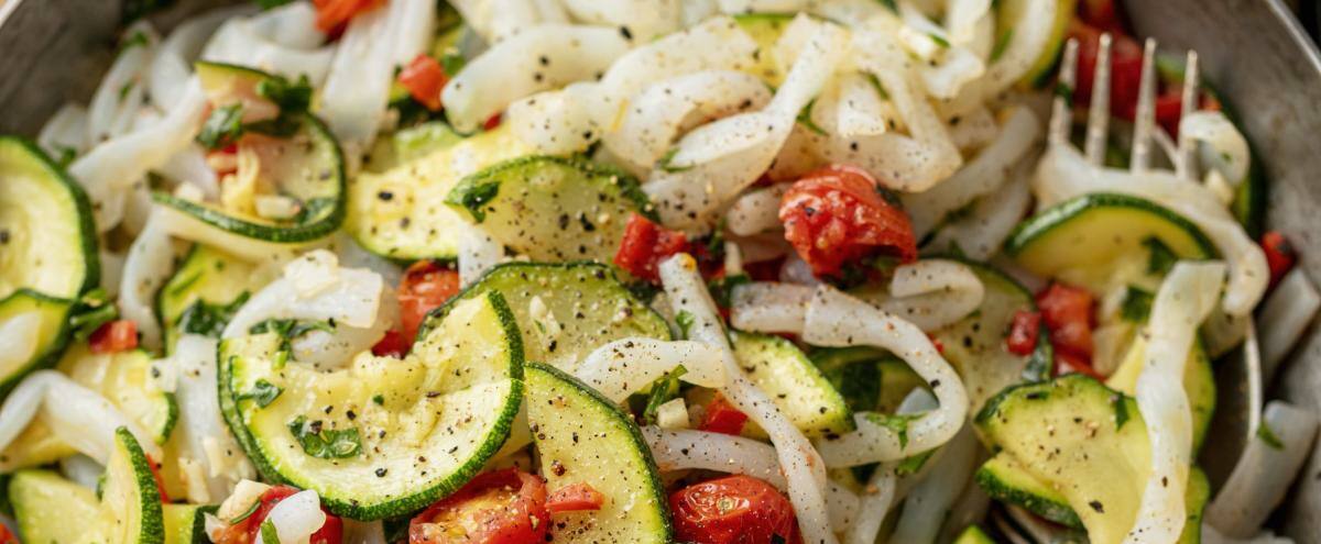 Konjakjnudeln mit Gemüse in einer Pfanne