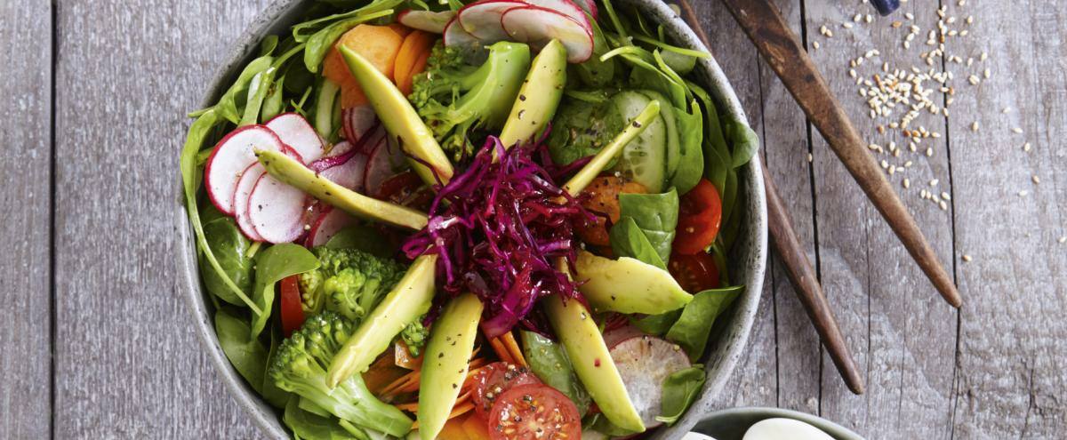 Schale mit verschiedenen Gemüsesorten, Salat und Ei