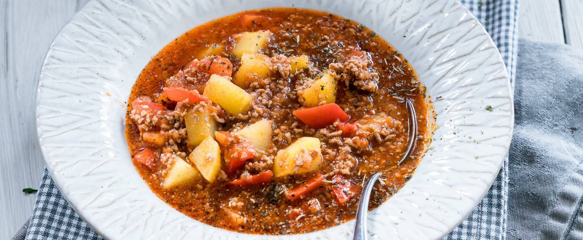Ein runder Teller mit Bauerntopf auf einem Tisch