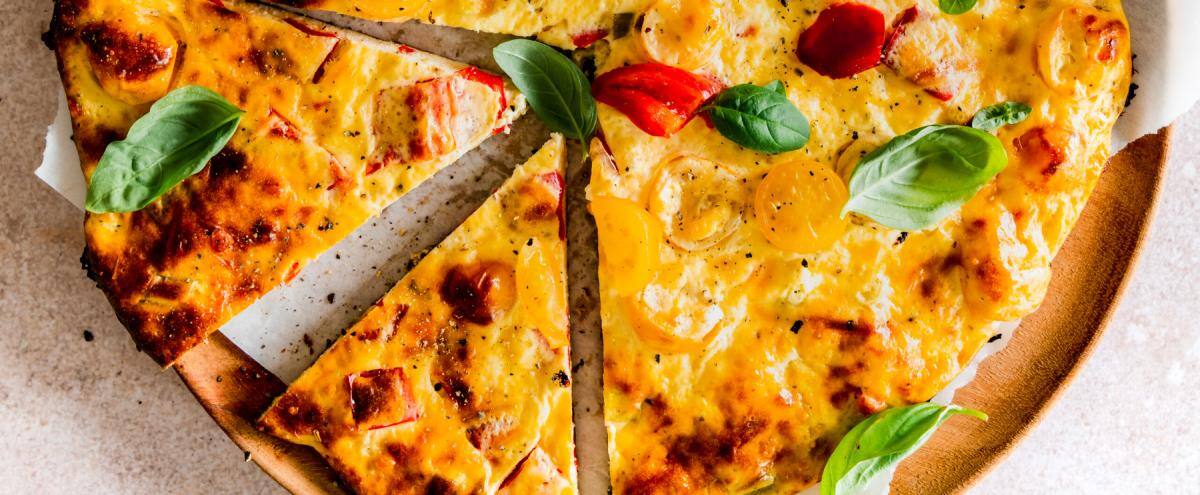 Low‑Carb-Schüttelpizza mit Gemüse auf einem Teller angerichtet