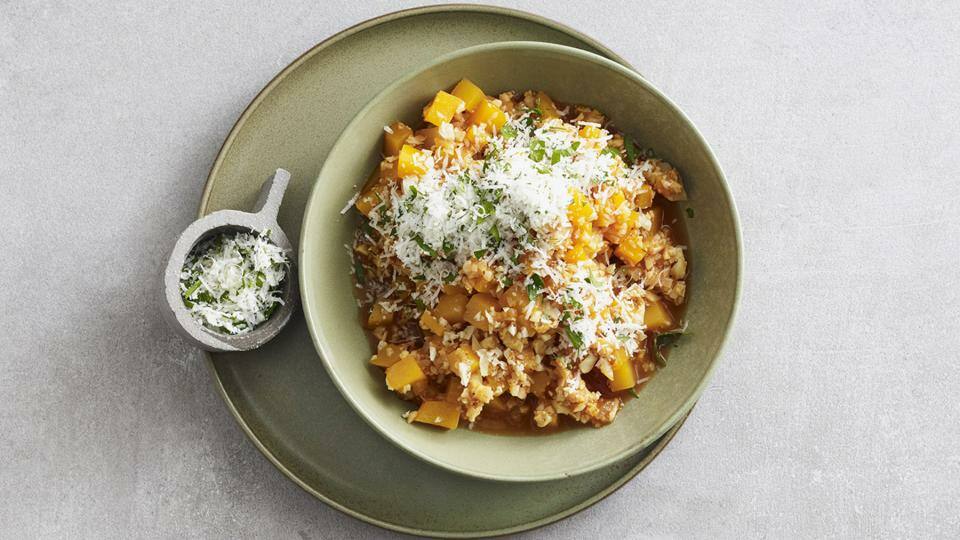 Teller mit Parmesan und Schale mit Kürbis, Blumenkohl und Parmesan
