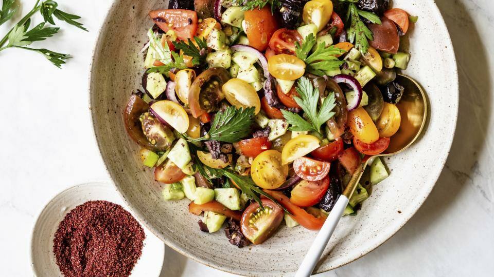 heller Teller mit Tomatensalat und Schale mit Sumak