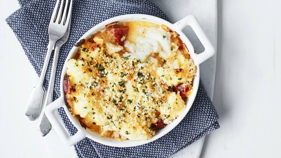 2 Auflaufformen mit Kaseüberbacken auf Tuch