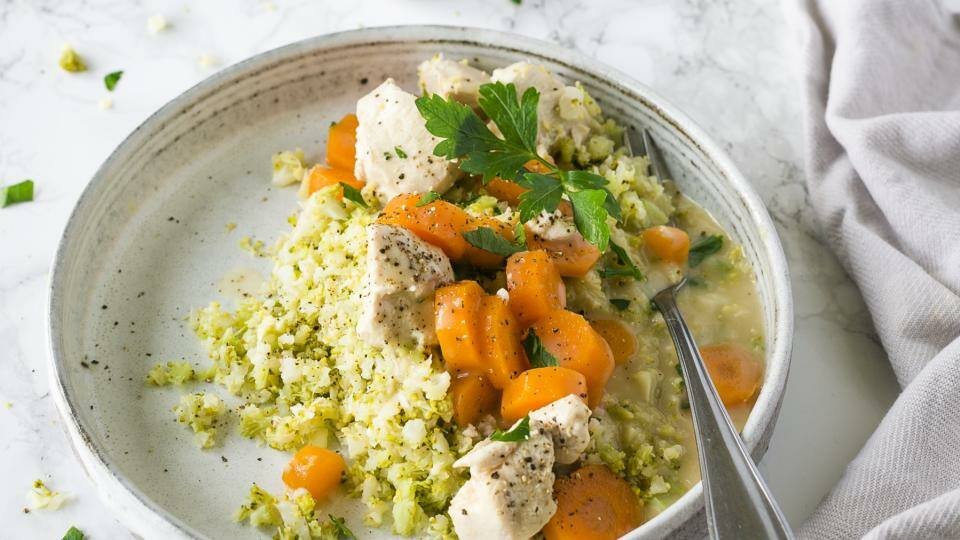 Hühnerfrikassee mit Brokkoli mit Blumenkohl-Reis auf Teller
