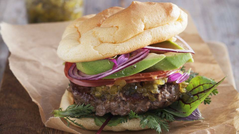 Burger auf einem Holzbrett