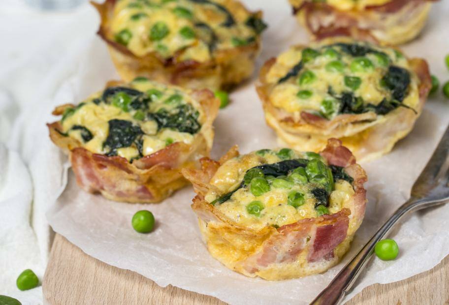 Bacon-Muffins mit Spinat, Erbsen und Ei