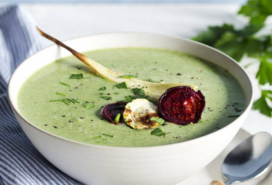 Cremige Kräutersuppe mit Gemüsechips