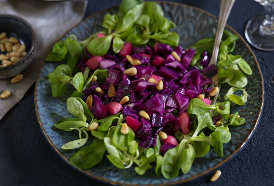 Fruchtiger Rotkohlsalat auf Feldsalatbett