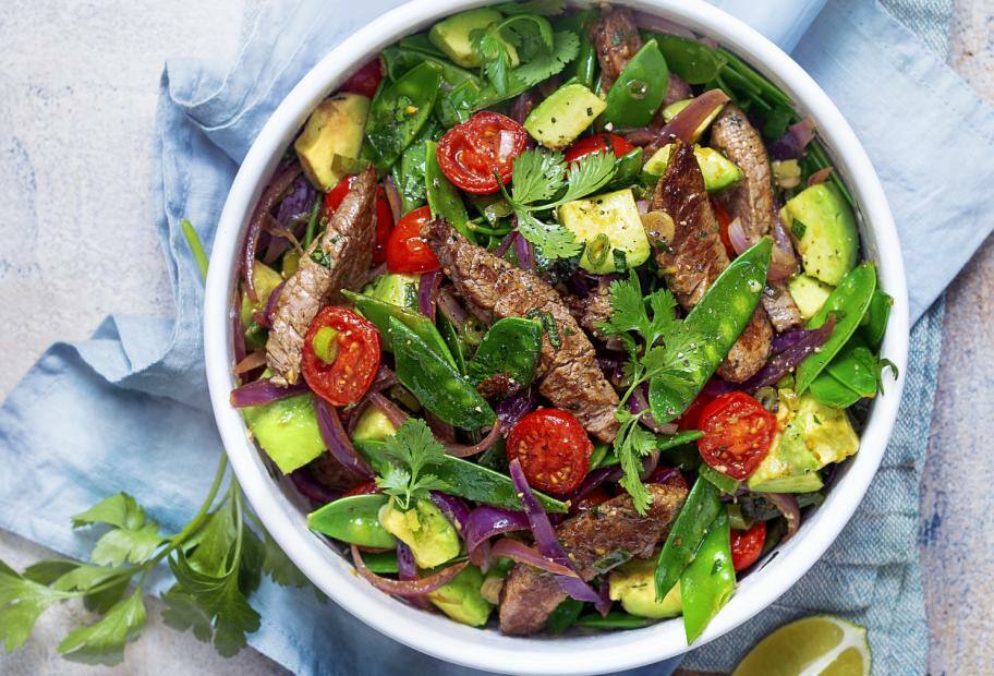 Gebratene Rinderfiletstreifen mit Tomaten und Zuckerschoten