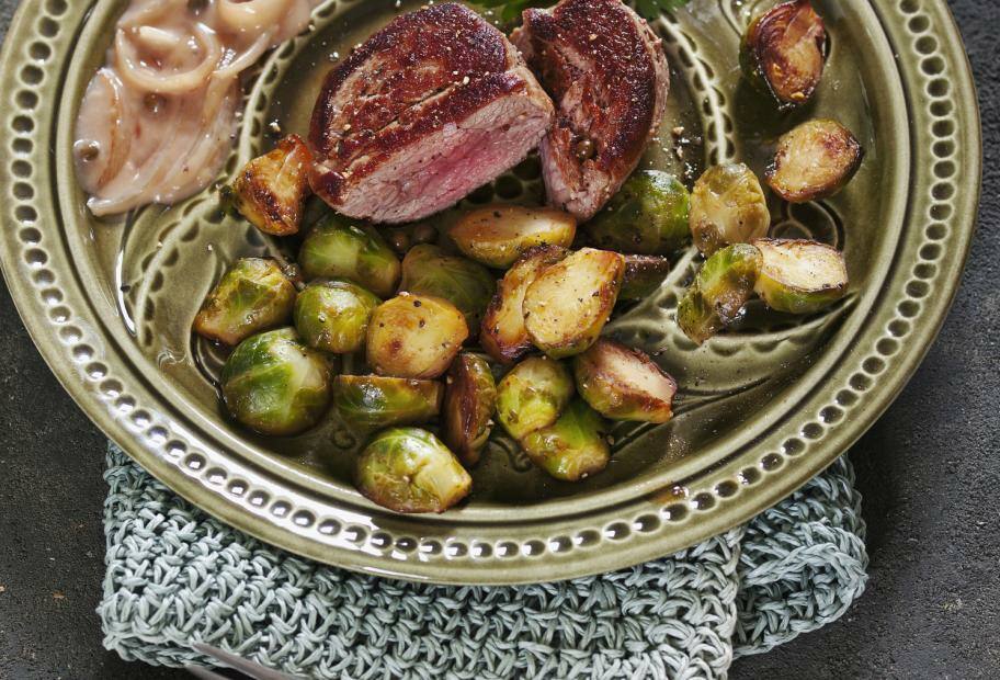 Kalbsmedaillons mit gebratenem Rosenkohl