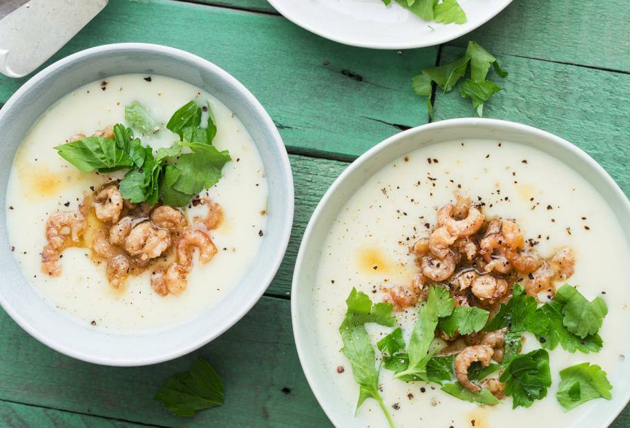 Cremige Kohlrabisuppe mit Krabben