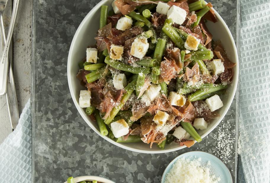 Bohnensalat mit Serranoschinken und Parmesan | Lowcarb.de