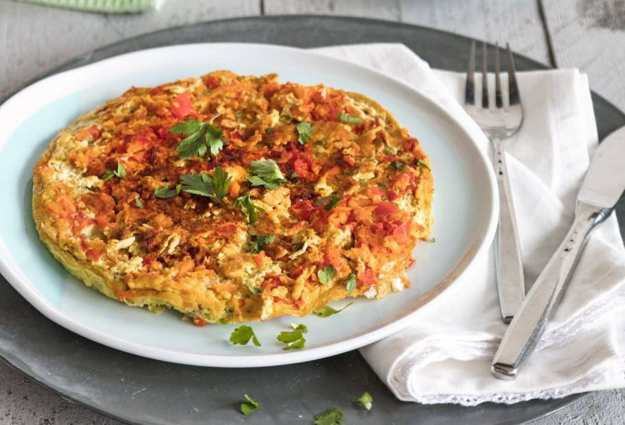 Omelett mit Paprika, Möhre und Tomate