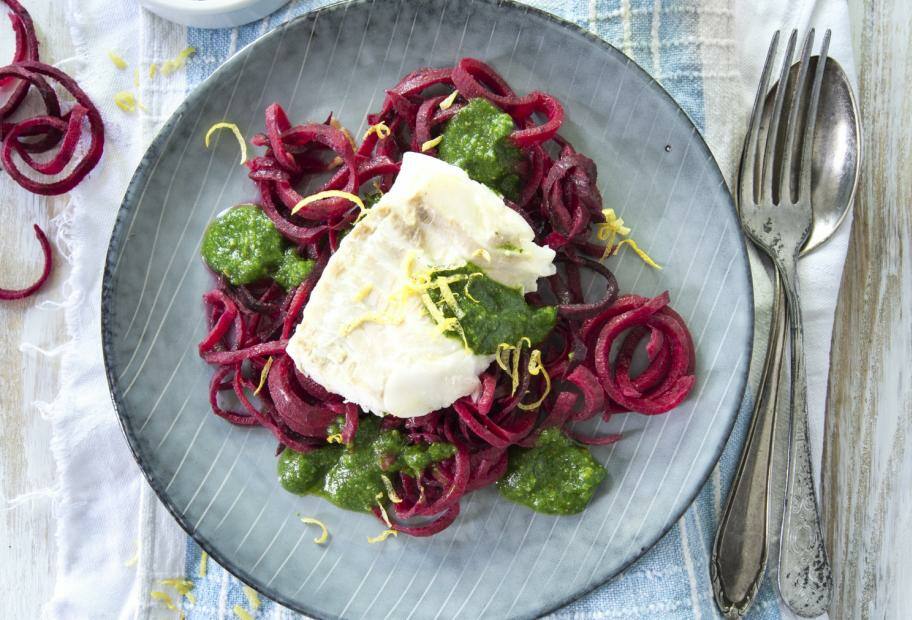 Rote Bete-Spaghetti mit Kabeljau und Zitronen-Dill-Pesto