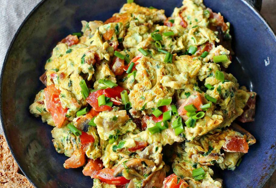 Rührei mit Champignons und Tomaten