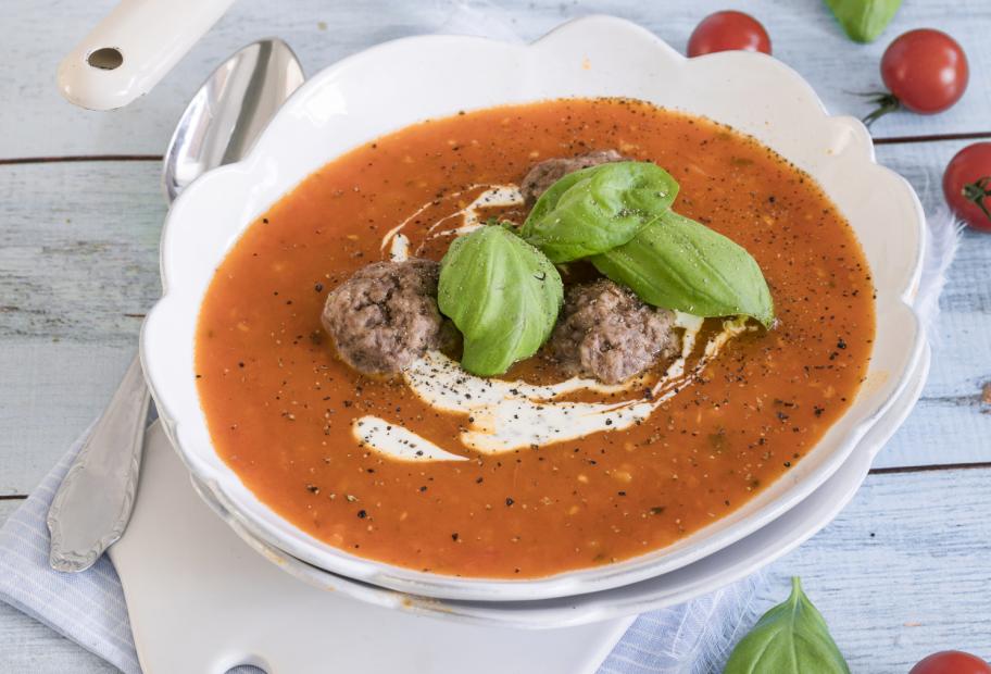 Tomatensuppe mit Hackbällchen