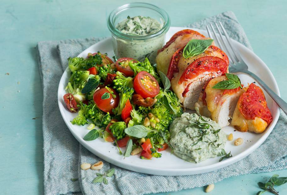 Überbackenes Tomate-Mozzarella-Hähnchen mit Brokkolisalat und Basilikumdip