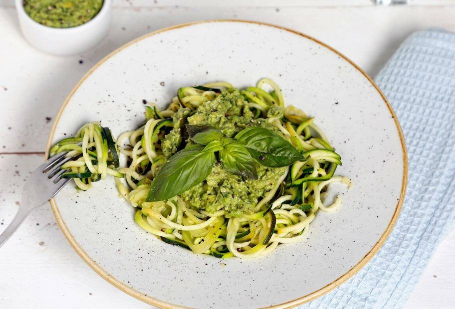 Zucchini-Spaghetti mit grünem Pesto