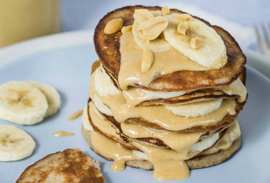 Die saftigsten und schnellsten Pancakes mit Bananen-Erdnussbutter-Topping