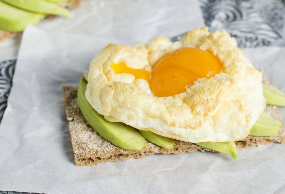 Cloud Eggs mit Avocado