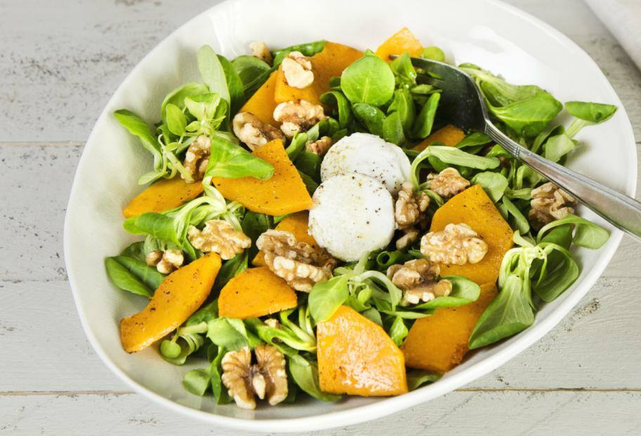 Feldsalat mit gebratenem Kürbis und Ziegenkäse